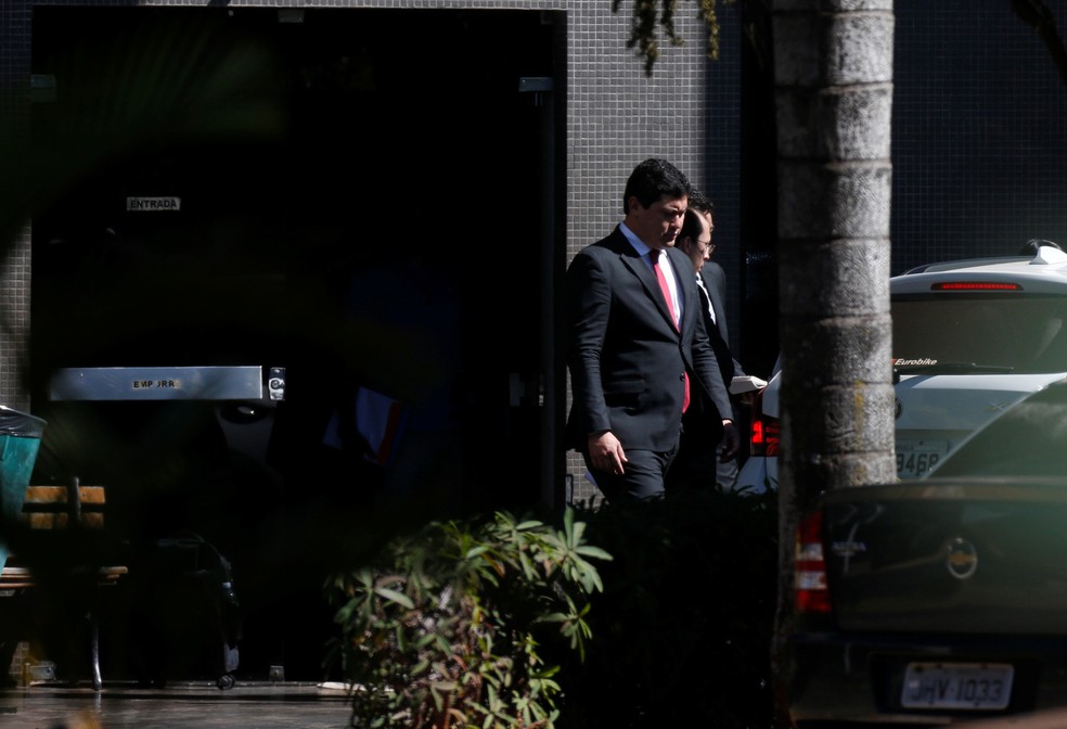 O ministro do trabalho Helton Yomura deixa a sede da Polícia Federal em Brasília (Foto: Adriano Machado/Reuters)