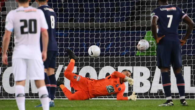 Keylor Navas defende o pênalti batido por Yazici no jogo entre PSG e Lille