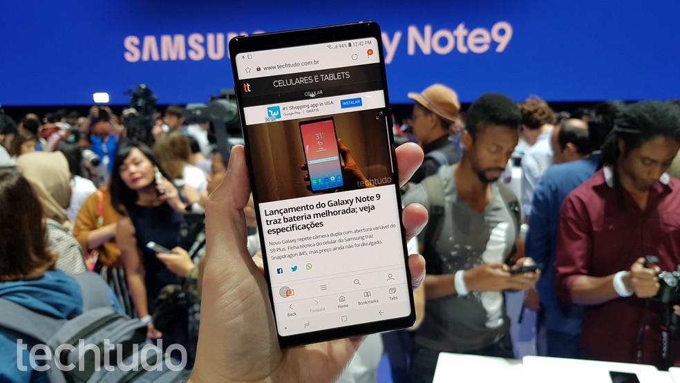 Galaxy Note 9 (foto) e Galaxy Note 8 têm carregamento rápido (Foto: Thássius Veloso / TechTudo)