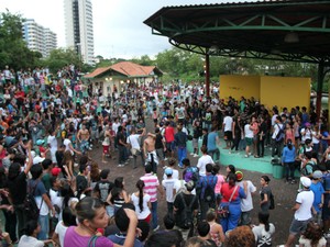 Jovens tomaram conta do Parque dos Bilhares na tarde desta quarta (6), em homenagem a Chorão (Foto: Tiago Melo/ G1 AM)