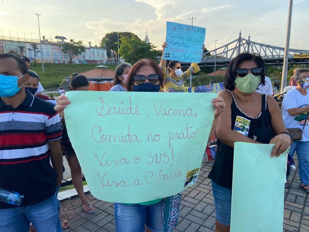 Manifestantes pedem vacina, comida no prato e valorização do SUS em protesto contra Bolsonaro, no Centro de Manaus. — Foto: Patrick Marques/G1 AM