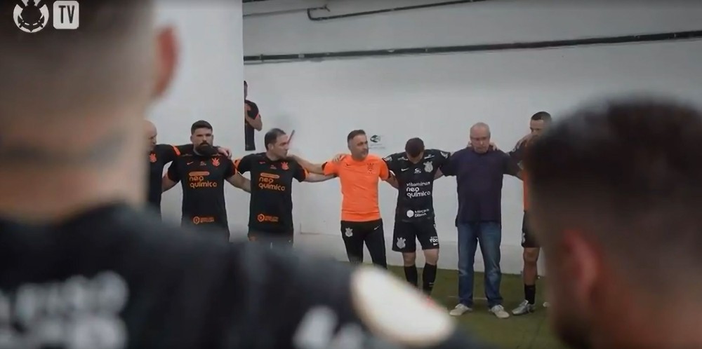 Que grupo do caramba, diz Vítor Pereira no vestiário do Corinthians; veja vídeo de bastidores