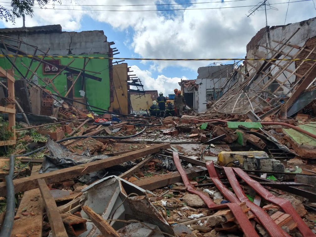 Casas sÃ£o atingidas apÃ³s explosÃ£o em Juazeiro do Norte â€” Foto: AntÃ´nio Rodrigues/SVM