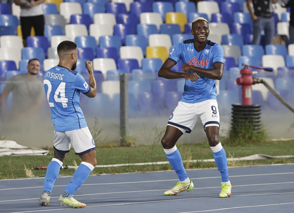 Osimhen e Insigne comemoram gol do nigeriano, que fez um e sofreu o pênalti do outro na vitória do Napoli sobre o Cagliari — Foto: Ciro De Luca/Reuters