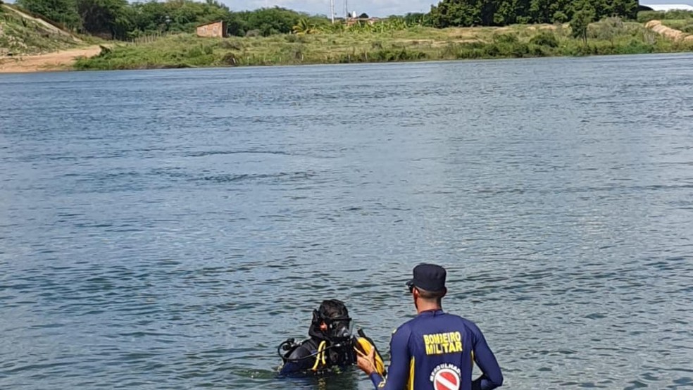 Corpo de Bombeiros resgatam corpo de jovem no Rio São Francisco — Foto: Divulgação/CBMBA