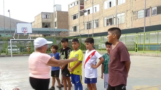 Mulher de 97 anos dá aula de futebol para crianças no Peru: "Minha inspiração é o Pelé"