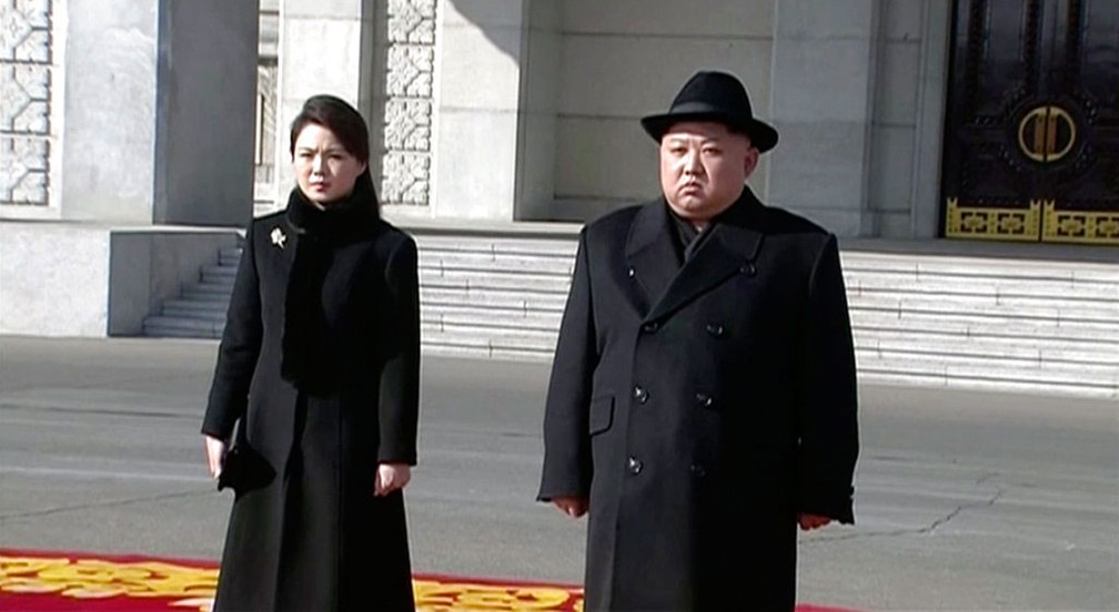Líder da Coreia do Norte, Kim Jong-un, ao lado da mulher, Ri Sol Ju, chega à parada militar em Pyongyang, nesta quinta-feira (8)  (Foto: KRT via AP)