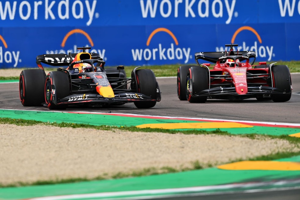 Verstappen e Leclerc disputando posição  — Foto: Dan Mullan/Getty Images
