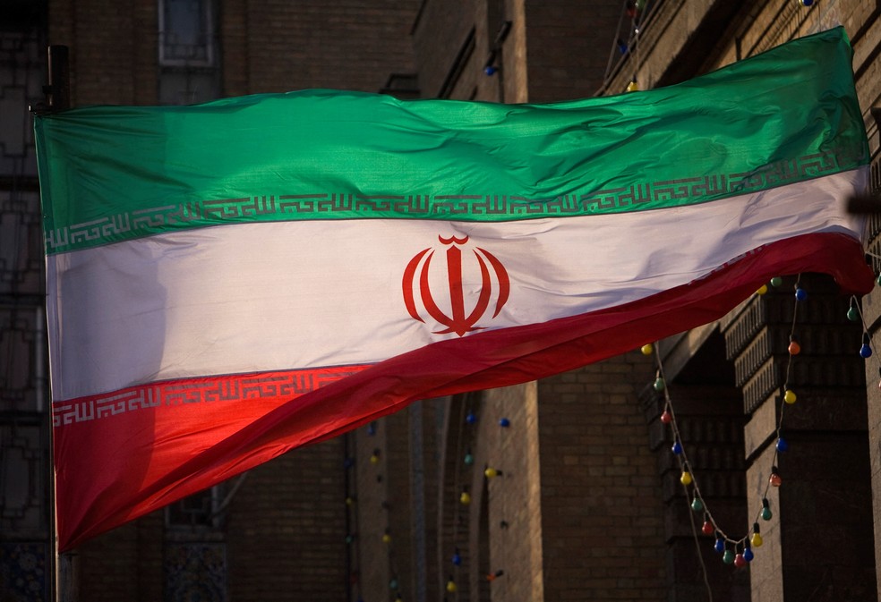 Bandeira do Irã é vista em frente ao prédio do Ministério de Relações Exteriores em Teerã em novembro de 2009 — Foto: REUTERS/Morteza Nikoubazl
