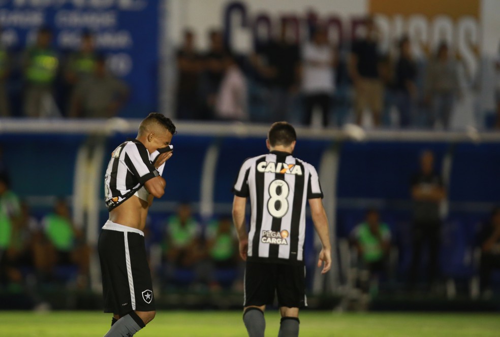 Botafogo perdeu de virada por 2 a 1 para a Aparecidense e foi eliminado da Copa do Brasil (Foto: André Costa/Estadão Conteúdo)