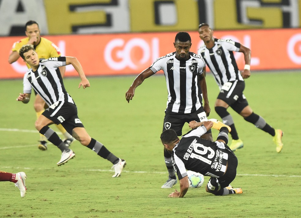 Além da derrota, time fez outro jogo ruim — Foto: André Durão/ge