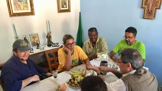 Roberto Jefferson participa de reunião durante visita à Ilha da Maré para conhecer Padre Kelmon, em 2020 — Foto: Reprodução