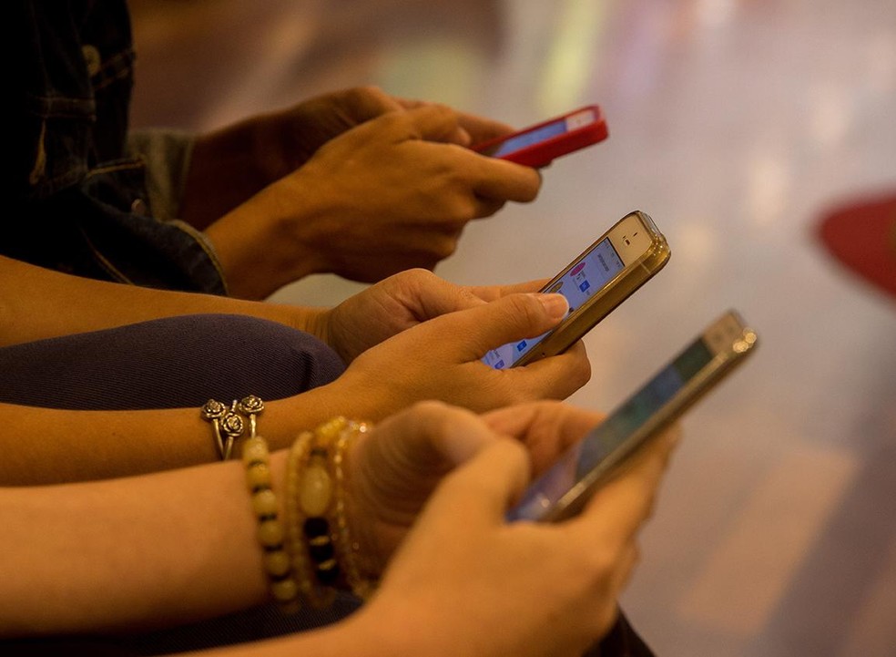 Sales of cell phones and accessories are expected to grow at double-digit levels this year — Foto: Brenno Carvalho/Agência O Globo