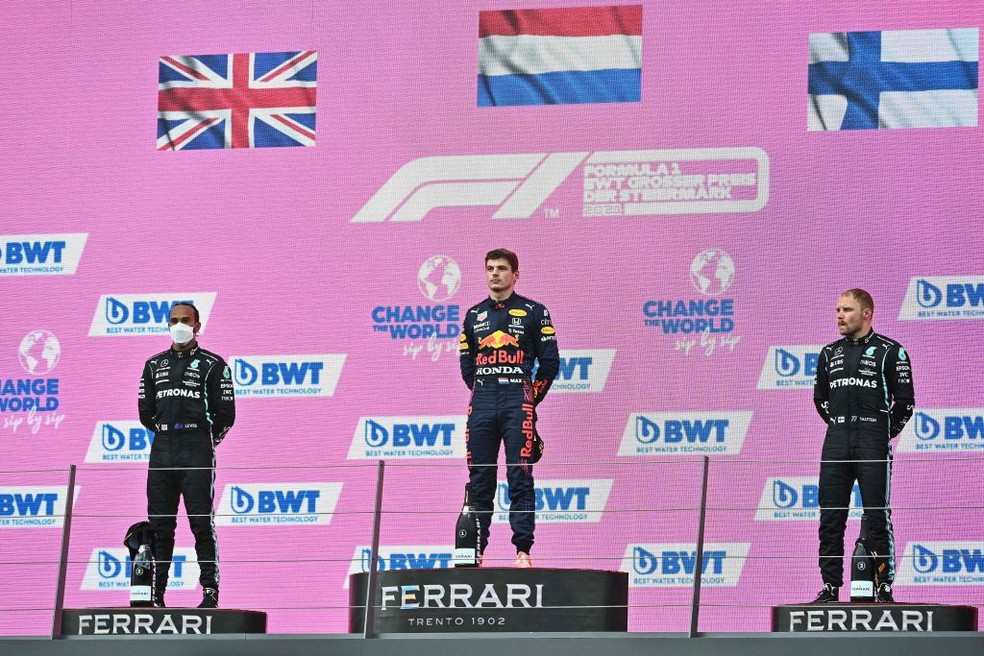 Max Verstappen, Lewis Hamilton e Valtteri Bottas no pódio do GP da Estíria — Foto: JOE KLAMAR/AFP via Getty Images