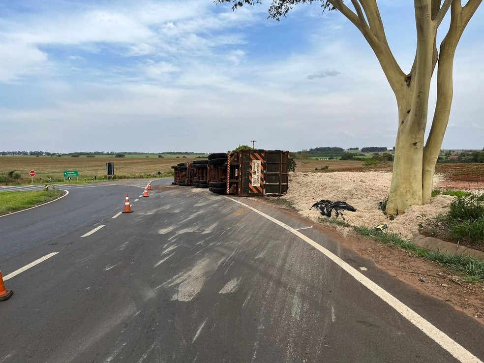 Motorista fica ferido ao tombar caminhão carregado com bagaço de cana em rodovia de Ibitinga — Foto: Gabriel Pelosi/TV TEM