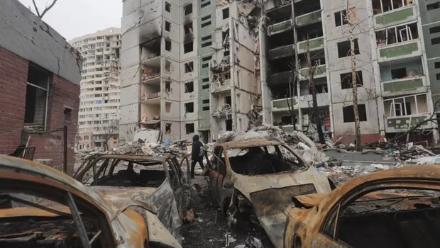Bombas destruíram edifícios de apartamentos em Chernihiv (Foto: EPA via BBC)