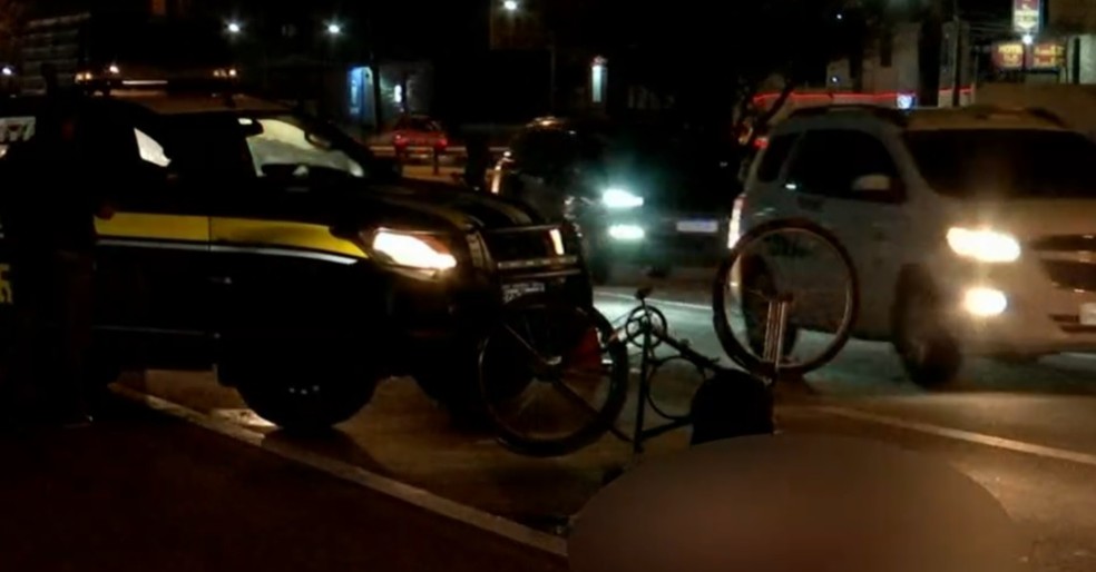 Bicicleta ficou destruída. Motorista que atropelou o ciclista fugiu do local. — Foto: Reprodução/TV Verdes Mares