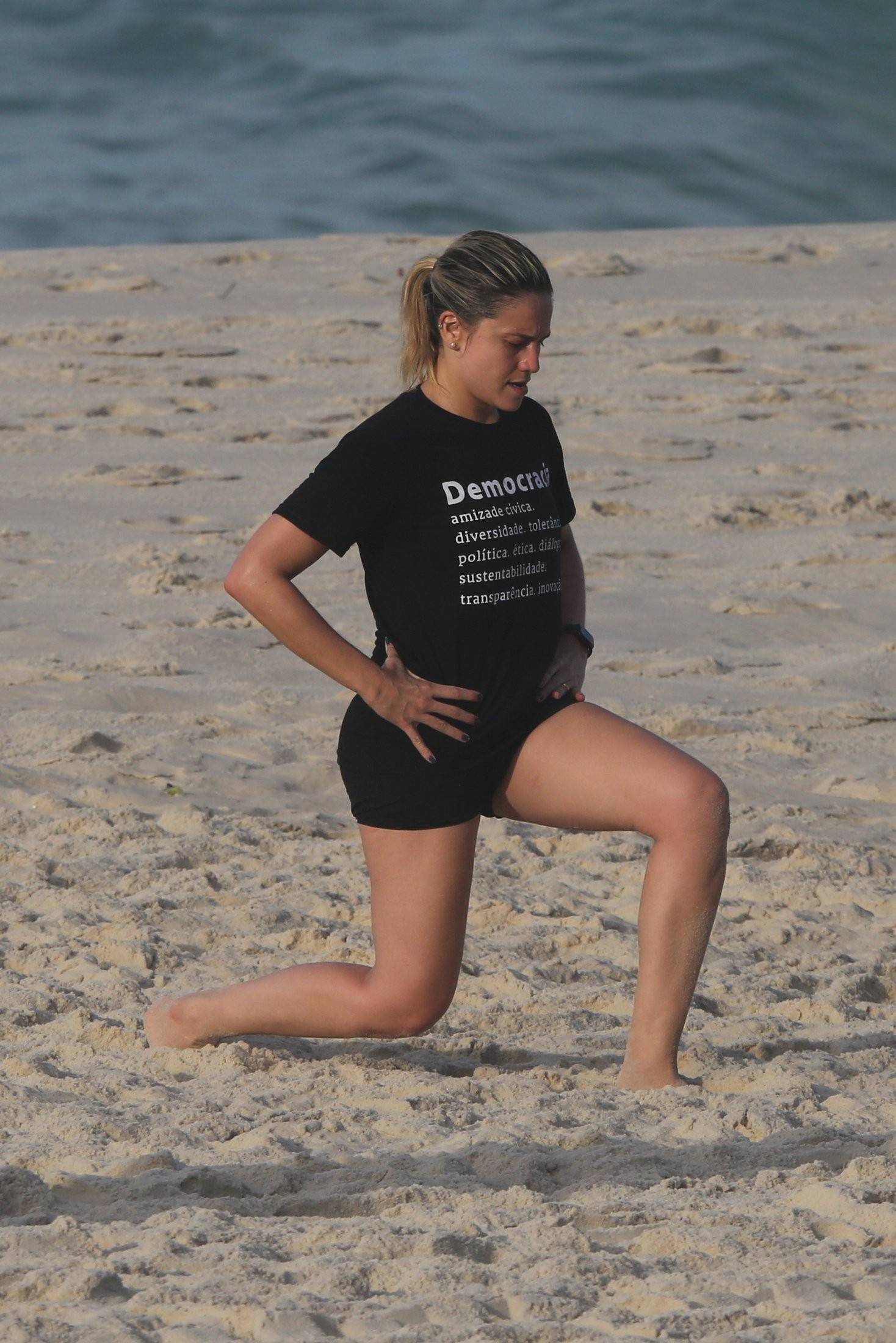 Fernanda Gentil faz treino na praia (Foto: Dilson Silva/AgNews)