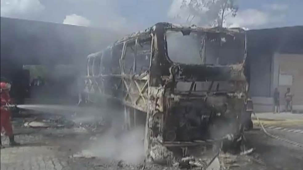 Veículo ficou totalmente destruído — Foto: TV Bahia