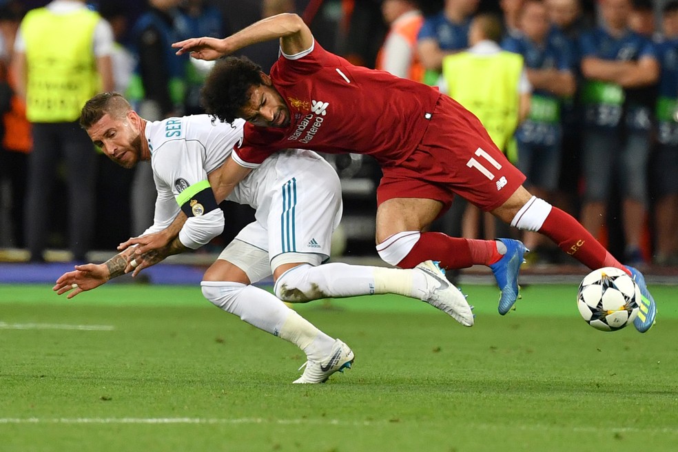 Sergio Ramos prende o braço de Salah e faz falta que tira o atacante da final da Liga dos Campeões — Foto: AFP
