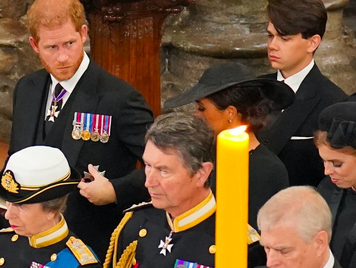 A vela cobrindo o rosto de Meghan Markle durante a transmissão do funeral da Rainha Elizabeth II (Foto: Getty Images)
