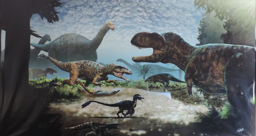 Titanossauro (pescoço longo), megaraptora, maniraptores (pequeno à frente), crocodilos e o Thanos: animais que viviam no interior de SP há 80 milhões de anos — Foto: Marcos Lavezo/G1