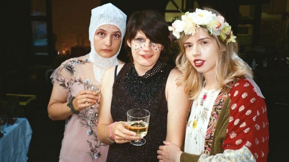 Nina e Arina em uma festa à fantasia — Foto: Arina Muratova/BBC