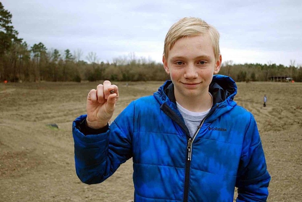Kalel Langford, de 14 anos, com o diamante que encontrou no parque do Arkansas — Foto: Arkansas Department of Parks and Tourism/Divulgação