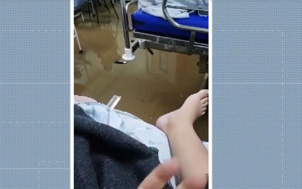 Água da chuva invadiu o Hospital Regional de Irecê, no norte da Bahia — Foto: Reprodução/TV Bahia