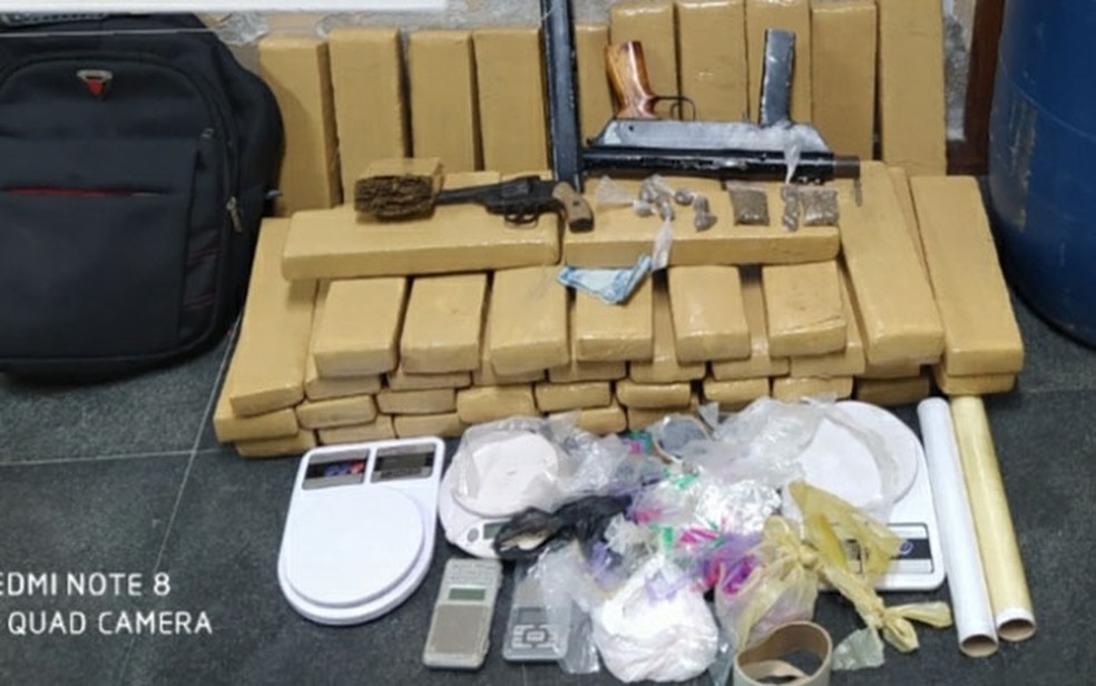 Dupla suspeita de homic&iacute;dio e tr&aacute;fico de drogas &eacute; presa com mais de 50 kg de maconha e submetralhadora na Bahia &mdash; Foto: Divulga&ccedil;&atilde;o/PM-BA