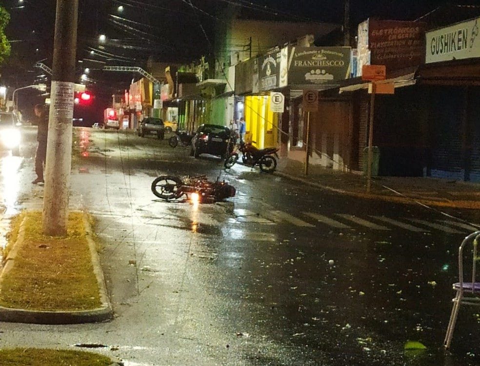 Corpo de Bombeiros registrou um acidente com um motociclista — Foto: Juliana Gouveia/Cedida