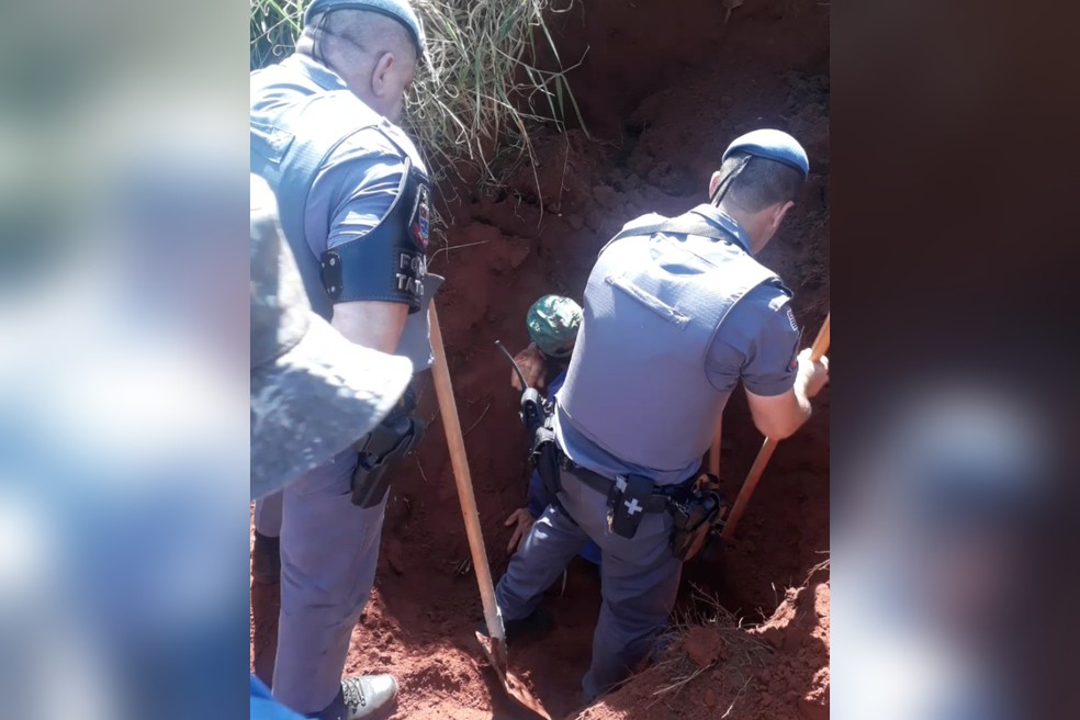 Pedreiro é regatado após ficar soterrado durante desmoronamento em Cerqueira César (SP) — Foto: Polícia Militar/ Divulgação 
