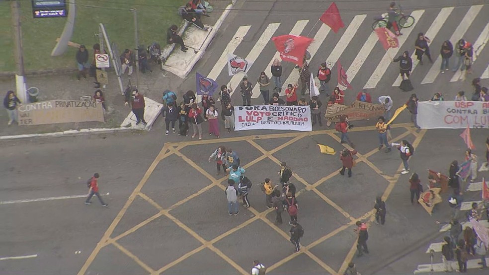 Ato contra os cortes na educação ocorre em frente a portão 1 da USP — Foto: Reprodução/TV Globo