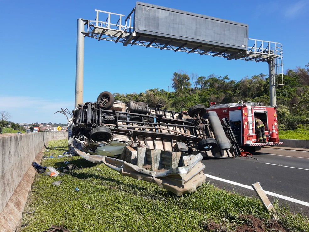 Caminhão ficou tombado na pista da Rondon em Lençóis Paulista  — Foto: Corpo de Bombeiros/Divulgação