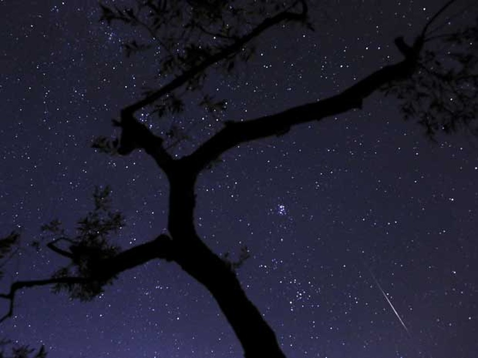 Chuva de meteoros associados ao cometa Swift-Tuttle, ou “perseidas”, pôde ser vista na região central da Grécia, na madrugada deste sábado (10). Os meteoros queimam na atmosfera da Terra. O fenômeno ocorre entre julho e agosto, e é visto a partir da const (Foto: Petros Giannakouris / AP Photo/Arquivo)