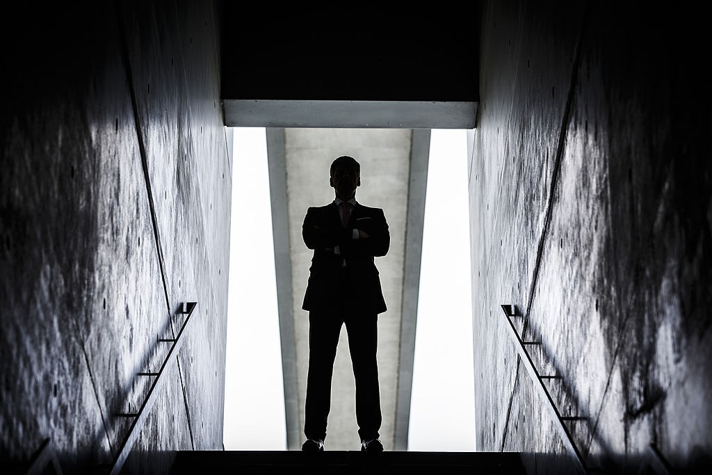 BERLIN, GERMANY - AUGUST 07: A man in a business suit at the end of a staircase on August 07, 2014 in Berlin, Germany.(Photo by Thomas Trutschel/Photothek via Getty Images) (Foto: Photothek via Getty Images)
