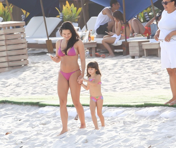 Kyra Gracie curte praia com as filhas (Foto:  Fabricio Pioyani/AgNews)