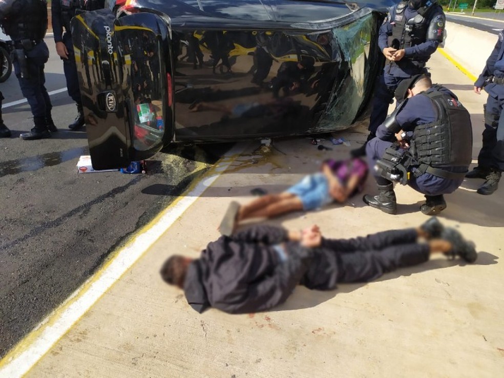 Assaltantes são presos após carro capotar durante perseguição policial no DF — Foto: Polícia Militar do DF/Divulgação