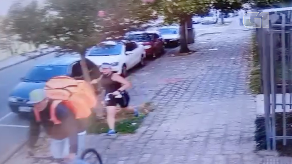 Mulher correu atrás do ciclista,  mas não o alcançou.  — Foto: Reprodução/Câmera de Segurança
