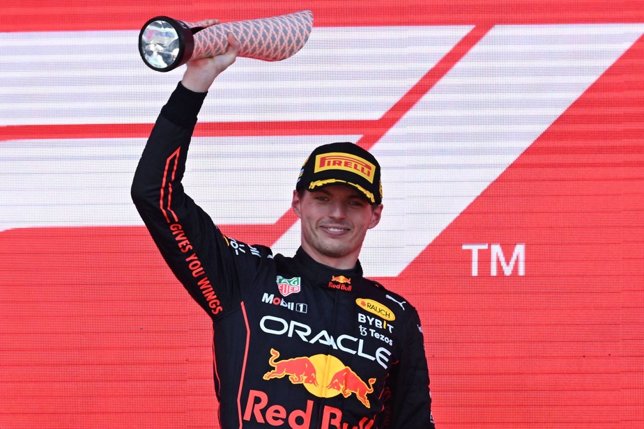 Max Verstappen comemora vitória em Baku: