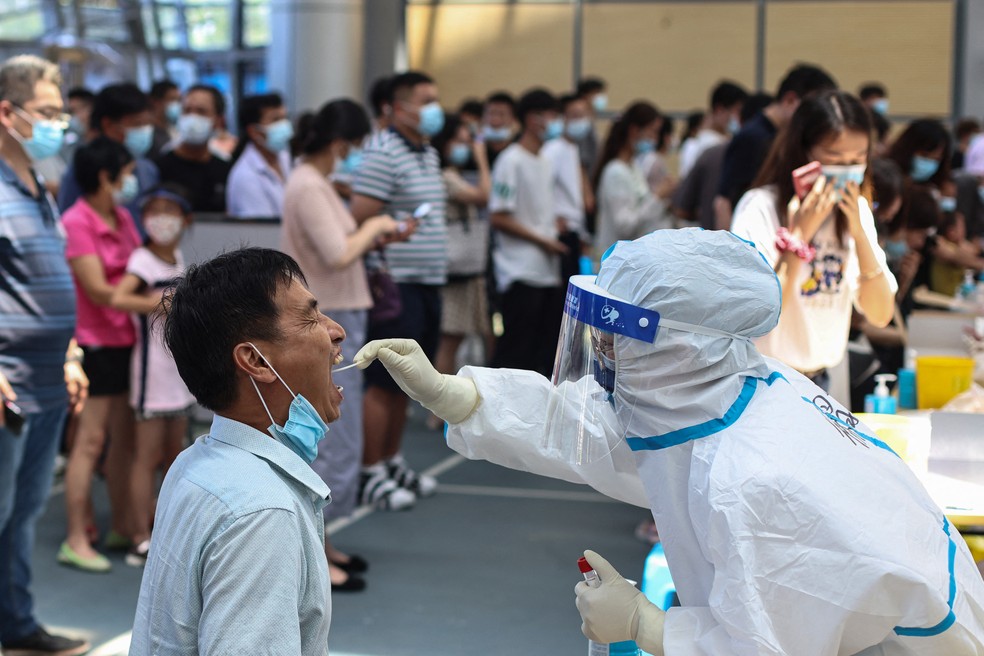 Chinês faz teste de Covid-19 em Nanjing, na província oriental de Jiangsu, em 21 de julho de 2021 — Foto: AFP