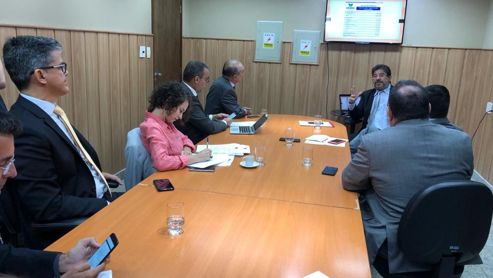 Aldemir Freire, secret&Atilde;&iexcl;rio de Planejamento do RN, explica projetos de lei do governo a deputados estaduais &acirc;Â€Â” Foto: Mariana Rocha/Inter TV Cabugi