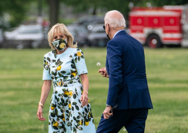 WASHINGTON, DC - APRIL 29: (EDITOR'S NOTE: Alternate crop) U.S. President Joe Biden picks a dandelion for first lady Jill Biden as they walk to Marine One on the Ellipse near the White House on April 29, 2021 in Washington, DC. President Biden and the fir (Foto: Getty Images)