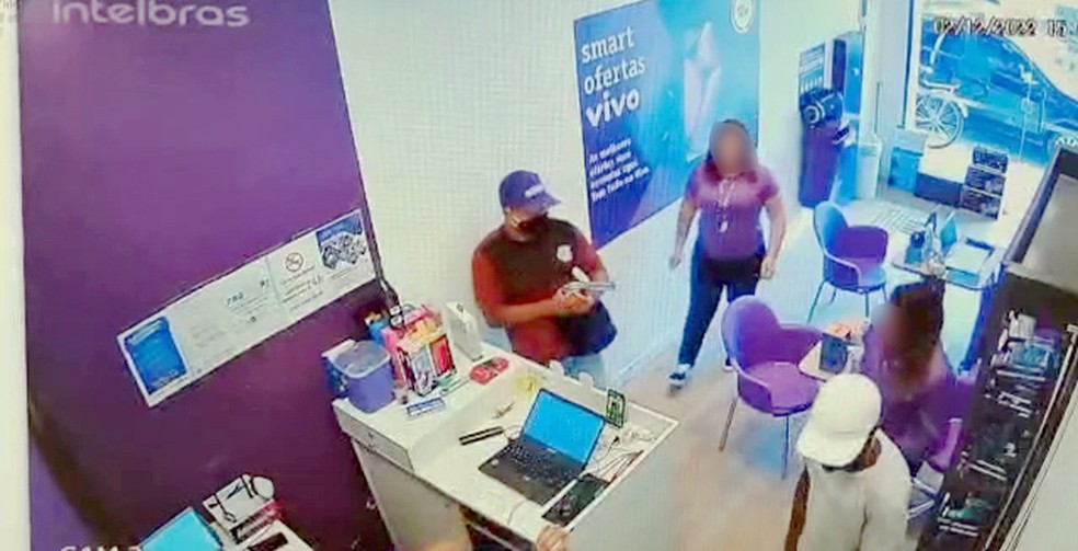 Gabriel aponta um revólver em loja de celulares — Foto: Reprodução/TV Globo