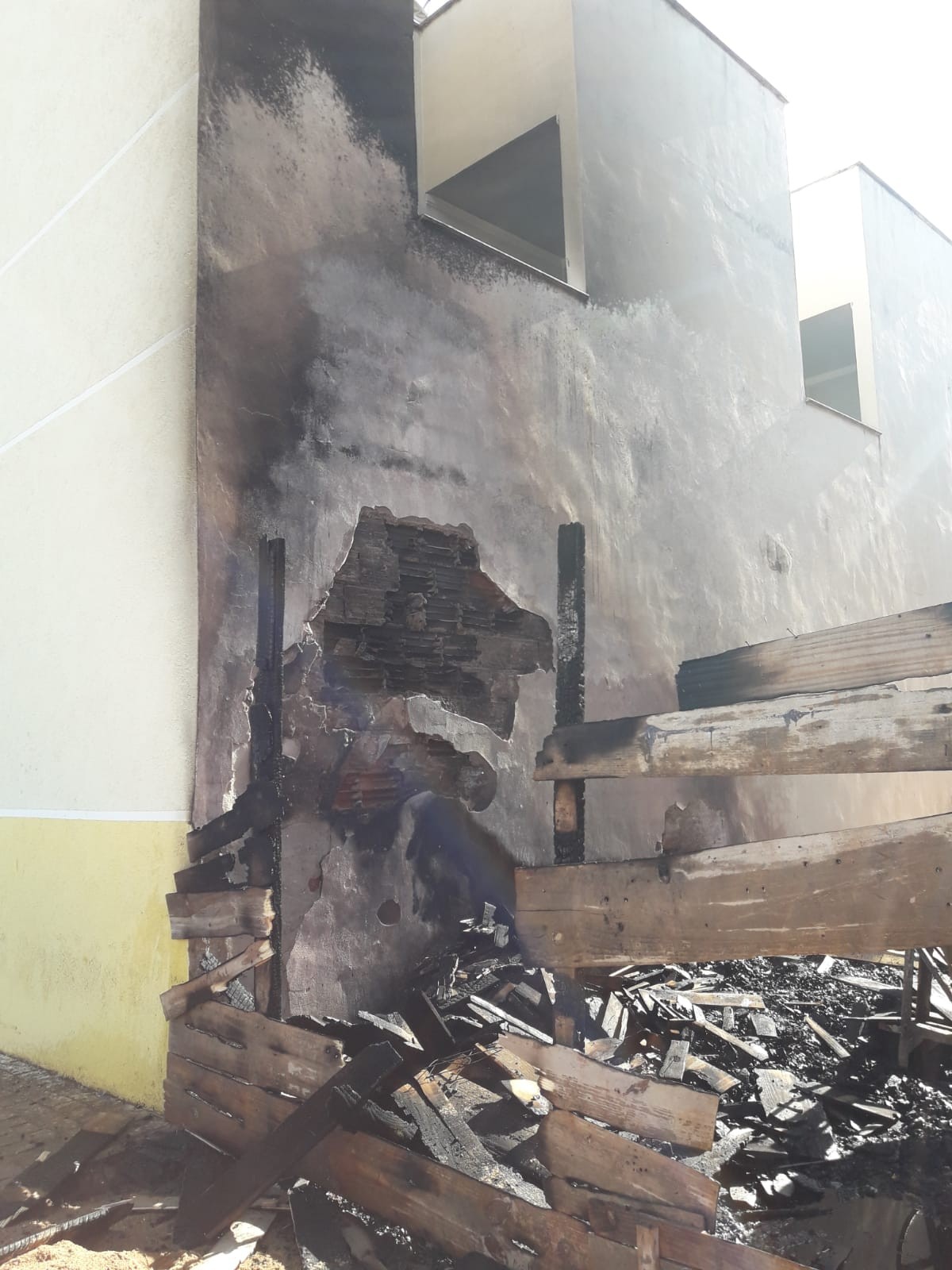Incêndio em amontoado de madeira atinge paredes de imóvel de 2 andares em Ituiutaba 