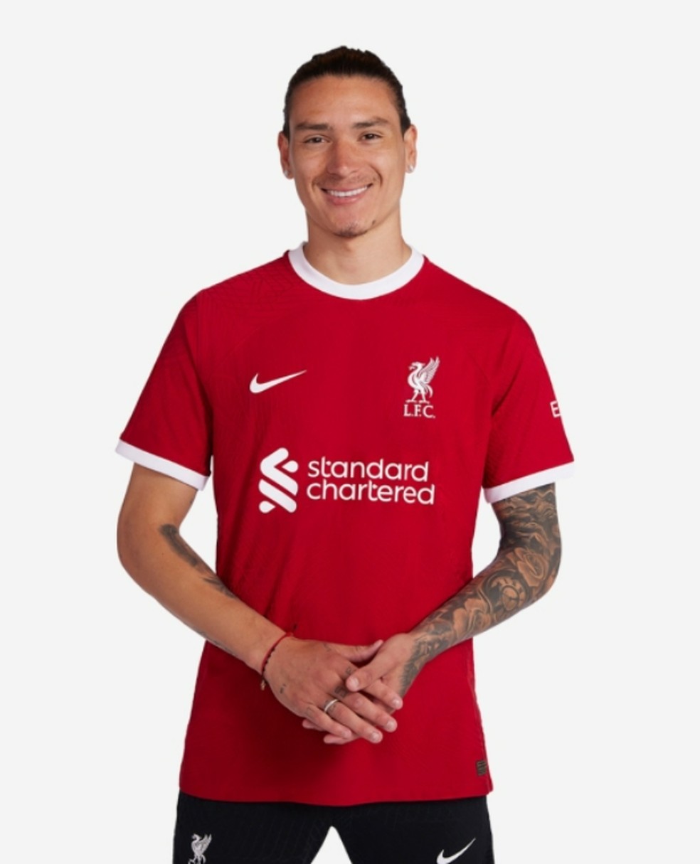 Darwin Núñez posa com camisa do Liverpool  — Foto: Divulgação/Liverpool