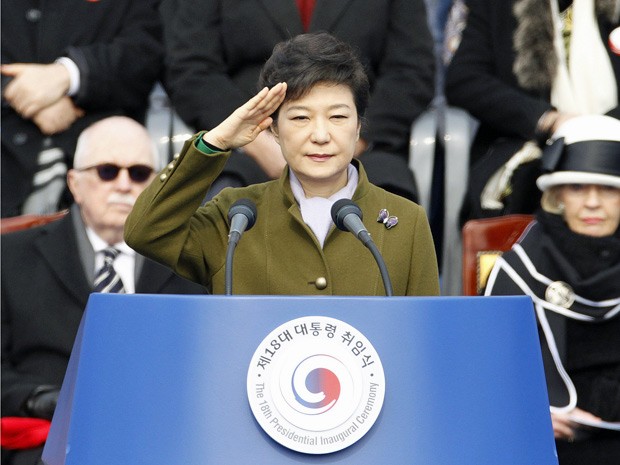 Presidente Park Geun-hye saúda guarda de honra durante sua posse na Coreia do Sul (Foto:  Lee Jae-Won/Reuters)