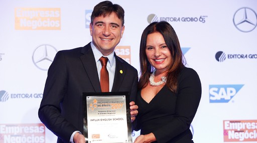 Leonardo Paixão, da Influx English School, é premiado por Manzar Feres, da Serasa Experian