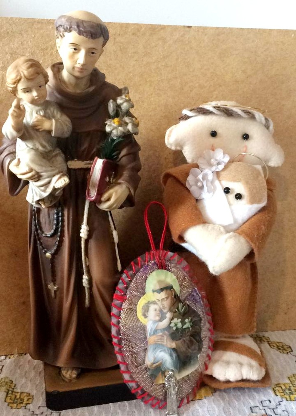 Devota De Santo Antonio Encontra Santinho Pelo 2º Ano Seguido Distribuo Para As Amigas Bauru E Marilia G1