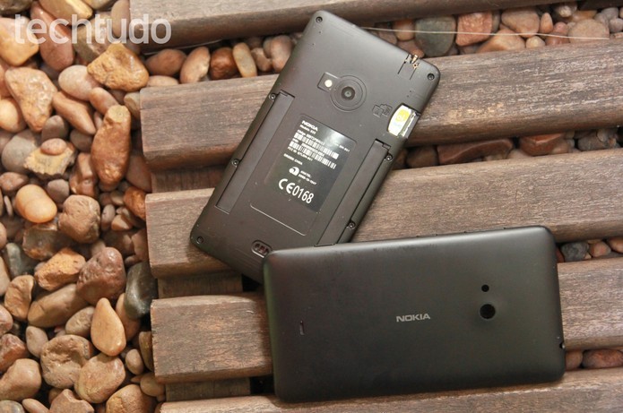 O Lumia 625 tem tampa removível, mas bateria não (Foto: Luciana Maline/TechTudo)